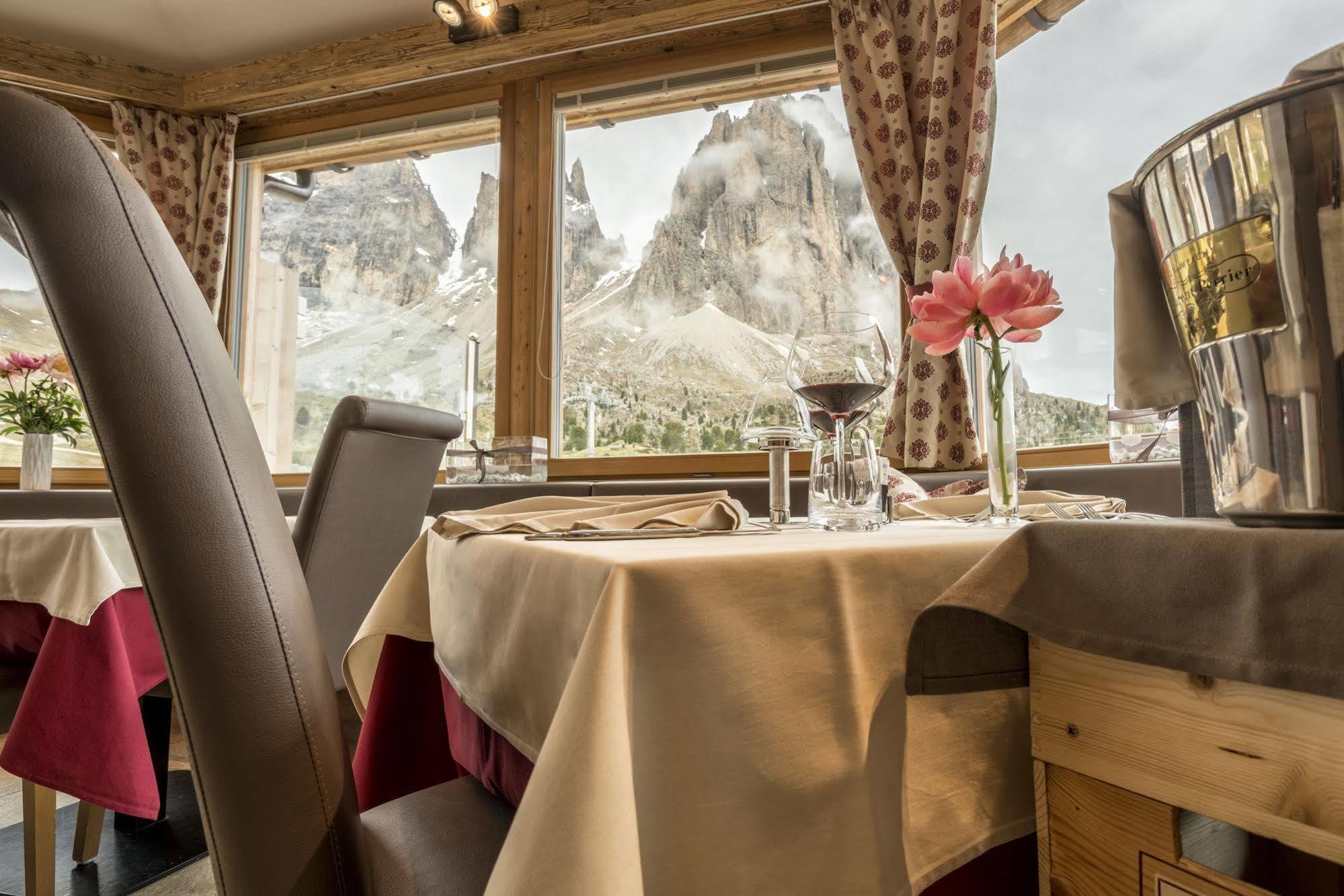 Passo Sella Dolomiti Mountain Resort Selva di Val Gardena Exterior foto
